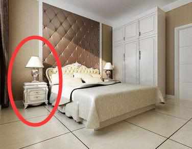 卧室床头万万别这样摆放，老师傅见了直摇头，土豪也会越住越穷！