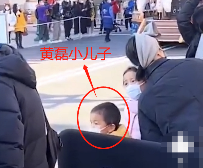 黄磊|黄磊一家五口游玩被偶遇!多多戴耳环打扮成熟,冷到把手缩进袖子