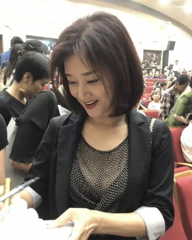 发型|宋祖英的锁骨发真显气质，配薄纱内衬秀身材，人群中也美成焦点