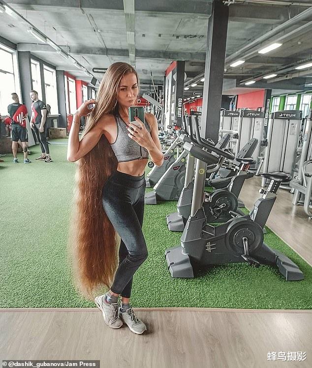 金针菇|俄罗斯女孩17年没剪头发,活成现实版长发公主,保养一次要半天