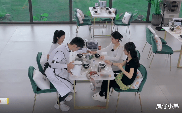 李嘉欣|赵丽颖回归《中餐厅》，当面调侃黄晓明，从客人秒变员工不当外人！