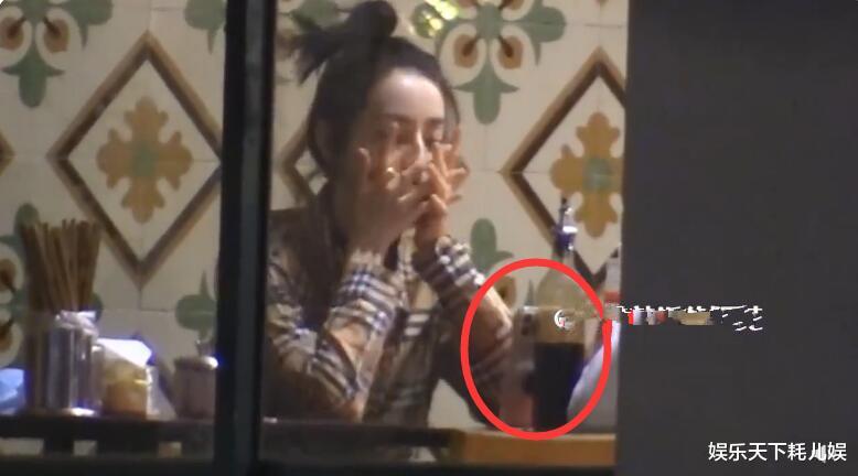 迪丽热巴|迪丽热巴外出吃饭被拍，开豆奶被吓到，自拍表情多，当街梳头太飒了