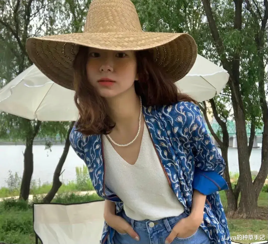 Liya的种草手记|还在穿一身黑？今夏爆火的“ 克莱因蓝 ”，显白又高级！