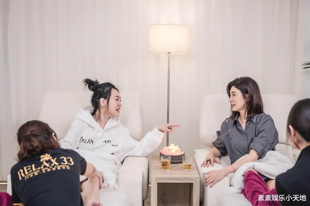 小S|小S和贾静雯聊私密话题，双方幽默秒懂，贾静雯害羞到难以招架