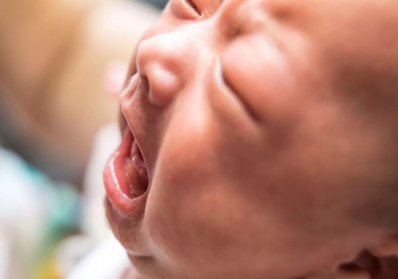 育儿铺子|新生儿被护士打到哭，产妇在一旁干着急，听完医生解释就不心疼了