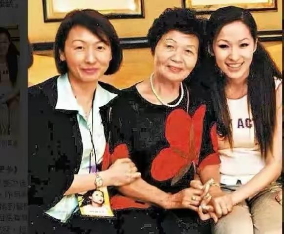 萧亚轩|42岁萧亚轩25年换18任小男友，继承母亲十亿遗产，她真的很快乐