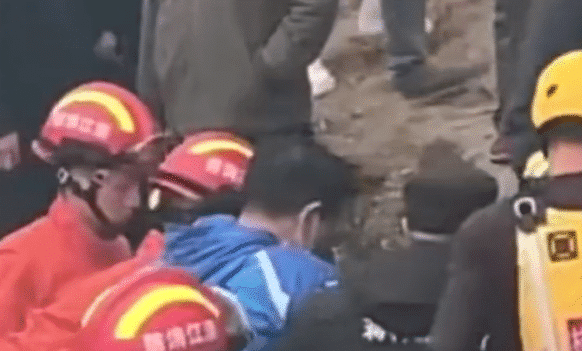 新闻八卦掌 杭州一外卖员送餐途中跳河，脸朝上一动不动，河水寒气逼人