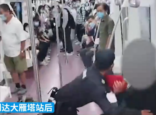 女孩 西安地铁保安拖拽女乘客事件，让大众有多震撼