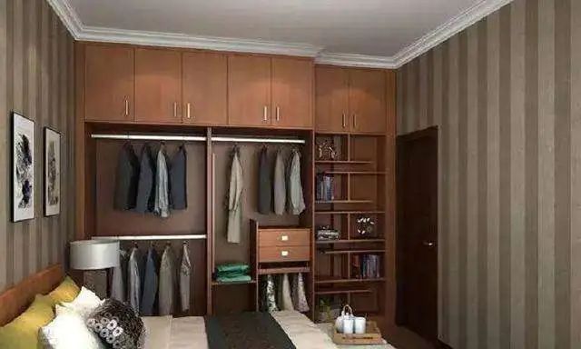 越来越多人不装到顶的衣柜了,一听老木工的话,我就后悔才察觉