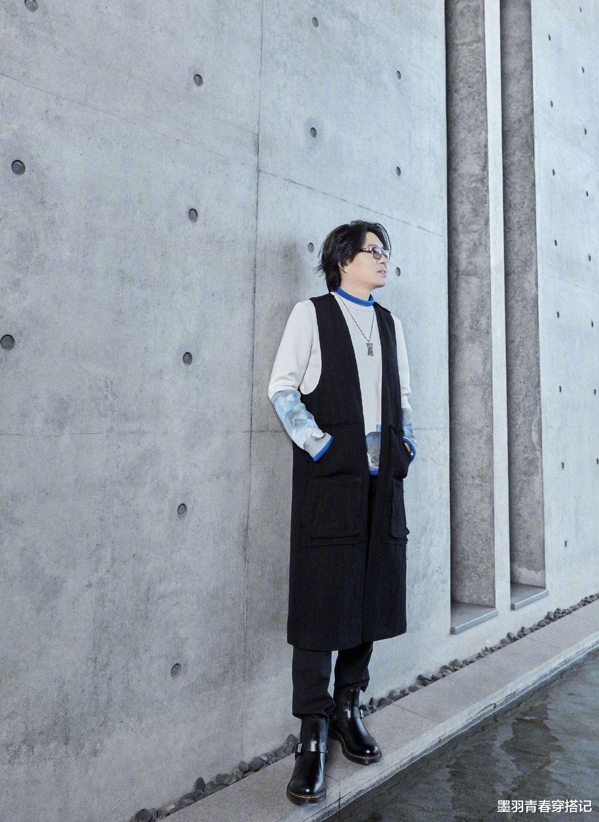 裤子|高晓松上山挖笋，红T配小脚裤瘦出尖下巴，51岁帅成31岁小伙