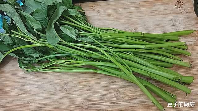 肝脏|冬天多吃这碱性蔬菜,钙是番茄的12倍,通便解毒除口臭,4块钱1把