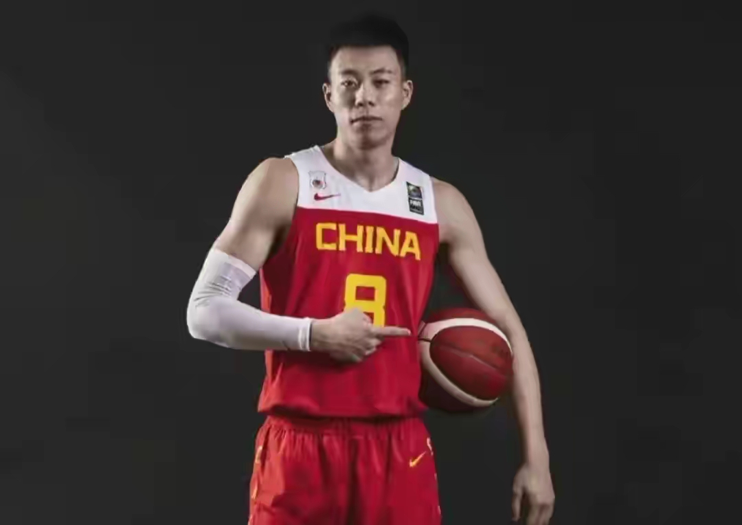 张镇麟|破案了！在CBA打得顺风顺水的张镇麟，为何到了国家队，看起来十分变扭？