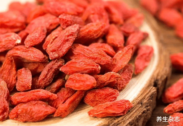 枸杞|40岁大哥每天一杯枸杞水，不幸瘫痪，医生：常喝无异于“自残”，趁早扔