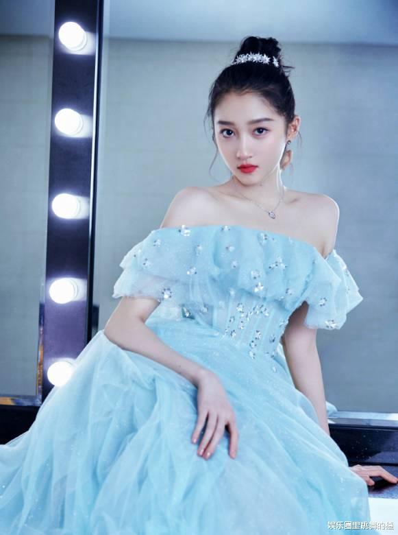 关晓彤|关晓彤微博发文：幸好，曾经的我爱过年少的你！