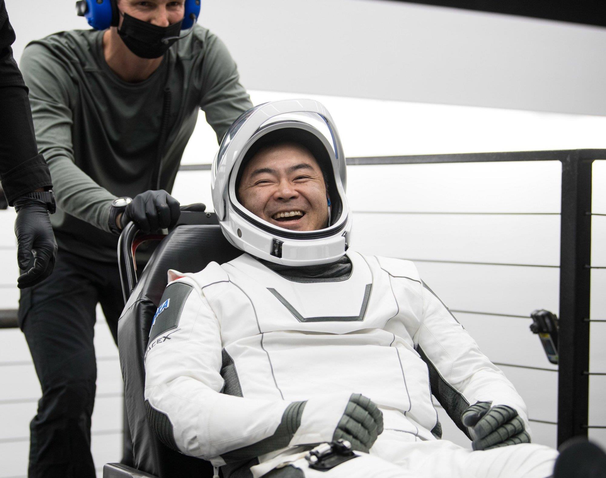SpaceX“Crew-2”宇航员成功溅落墨西哥湾,龙号太空船创下新纪录