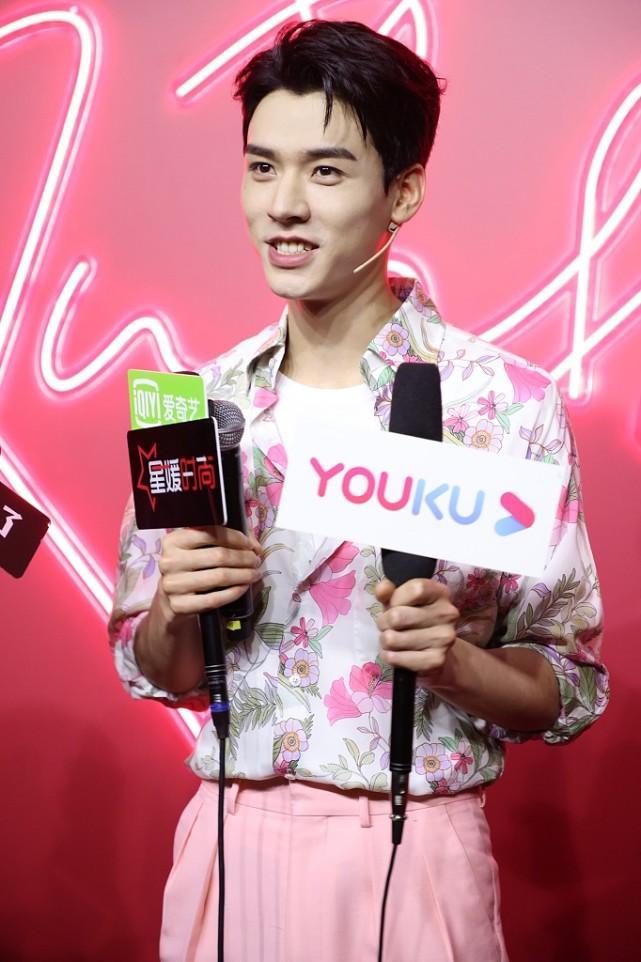 BiuVogue|龚俊作为男人还挺开放的，穿的衣服粉嘟嘟的，一不小心就显\＂娘\＂