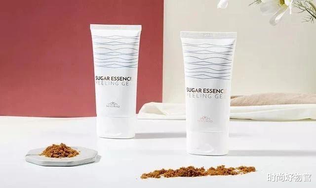 时尚好物官|鞠婧袆玩手机样子都这么可爱，穿吊带背心自拍，皮肤白皙能捏出水