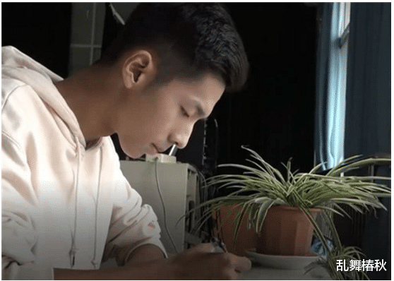 乱舞椿秋 大学生因自创姓氏走红，全国仅有一人此姓，户口咋上的引网友争议