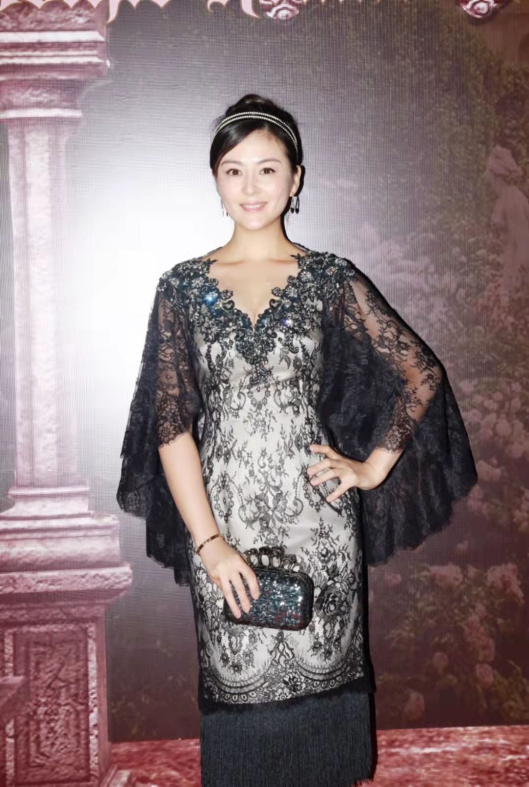 小白爱美搭 戴娇倩身材“发福”好严重，穿蕾丝裙挺富态，丰腴身材反成亮点