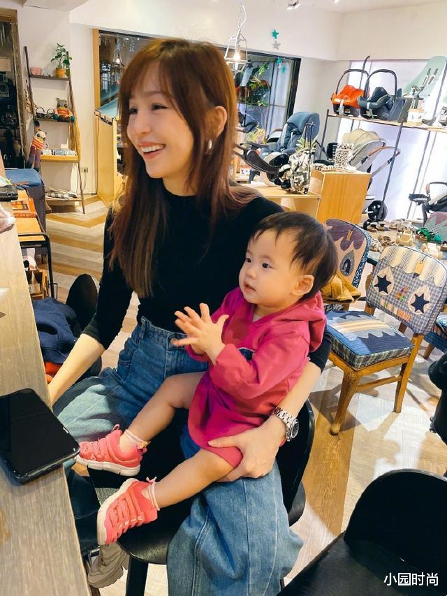 王心凌|王心凌怎么变成这样了，尖成双下巴，衣服太加分了