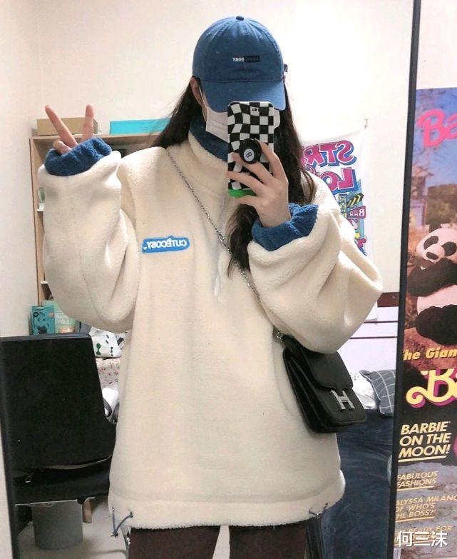 何三沫 秋冬穿搭可以选择毛茸茸的外套,会搭配的话很好看,让人难以抗拒