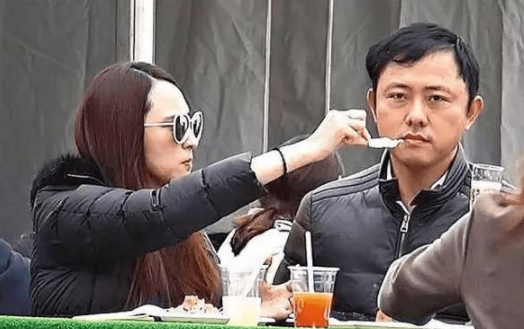 肖浩飞白|“生育机器”吴佩慈,卑微求和入豪门,6年产4子,43岁至今未婚