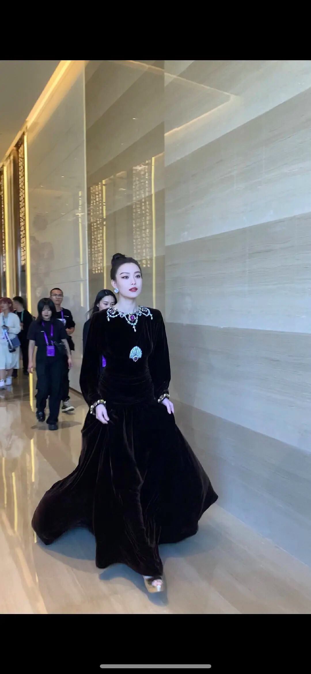 司藤|倪妮腰臀比绝了，无修图反而更好看更生动，网友：和热巴不分上下