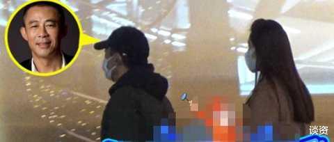 侯勇|54岁侯勇带三婚娇妻逛街,小20岁娇妻身材颜值不输明星,搂腰似热恋