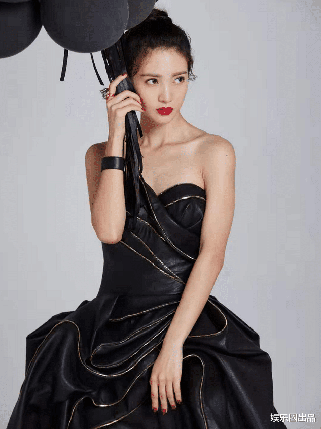 金晨|金晨素颜拍大片，穿黑色皮裙身形傲人，身上绑“保鲜膜”引起热议