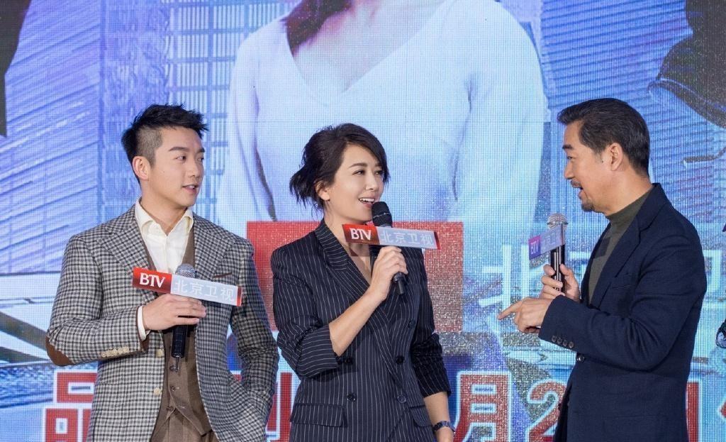 可馨育娃|江珊这造型挺有“心机”,看似没啥亮点,但一弯腰却有撩人的曲线