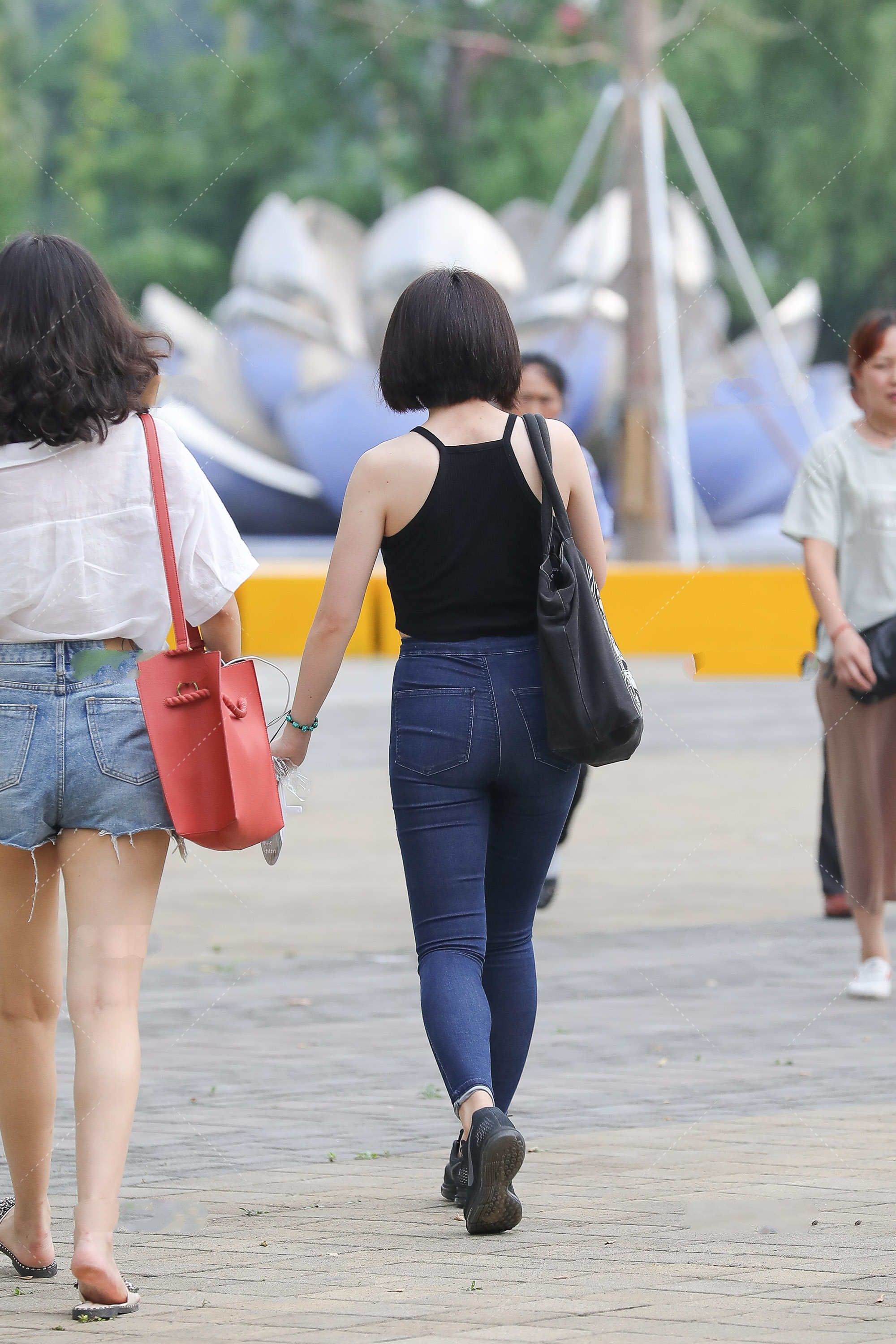 穿衣搭配|短发女生配深色系穿搭又酷又飒，学会同色系搭配法，你也能变时尚