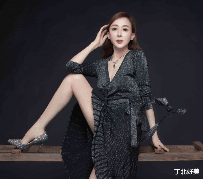 萧蔷|52岁不老女神萧蔷，拥有25岁容颜，照片上这个姿势，是否让你有点冲动呢？