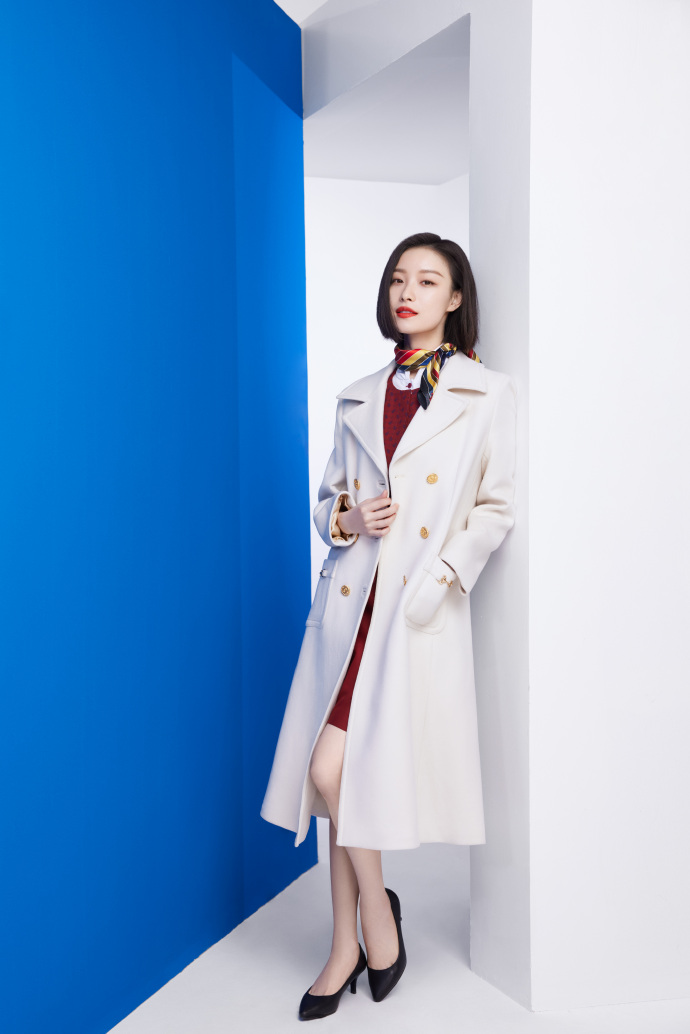 倪妮|倪妮穿大牌大衣惊艳春晚，网友直呼买不起，倪妮吊牌都没“敢”摘