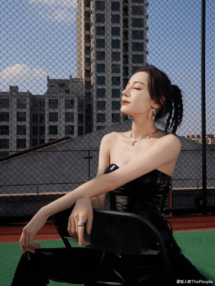 刘亦菲|红毯比美直角肩稳赢、古装造型斜肩显气质，女星肩部较量也有玄机