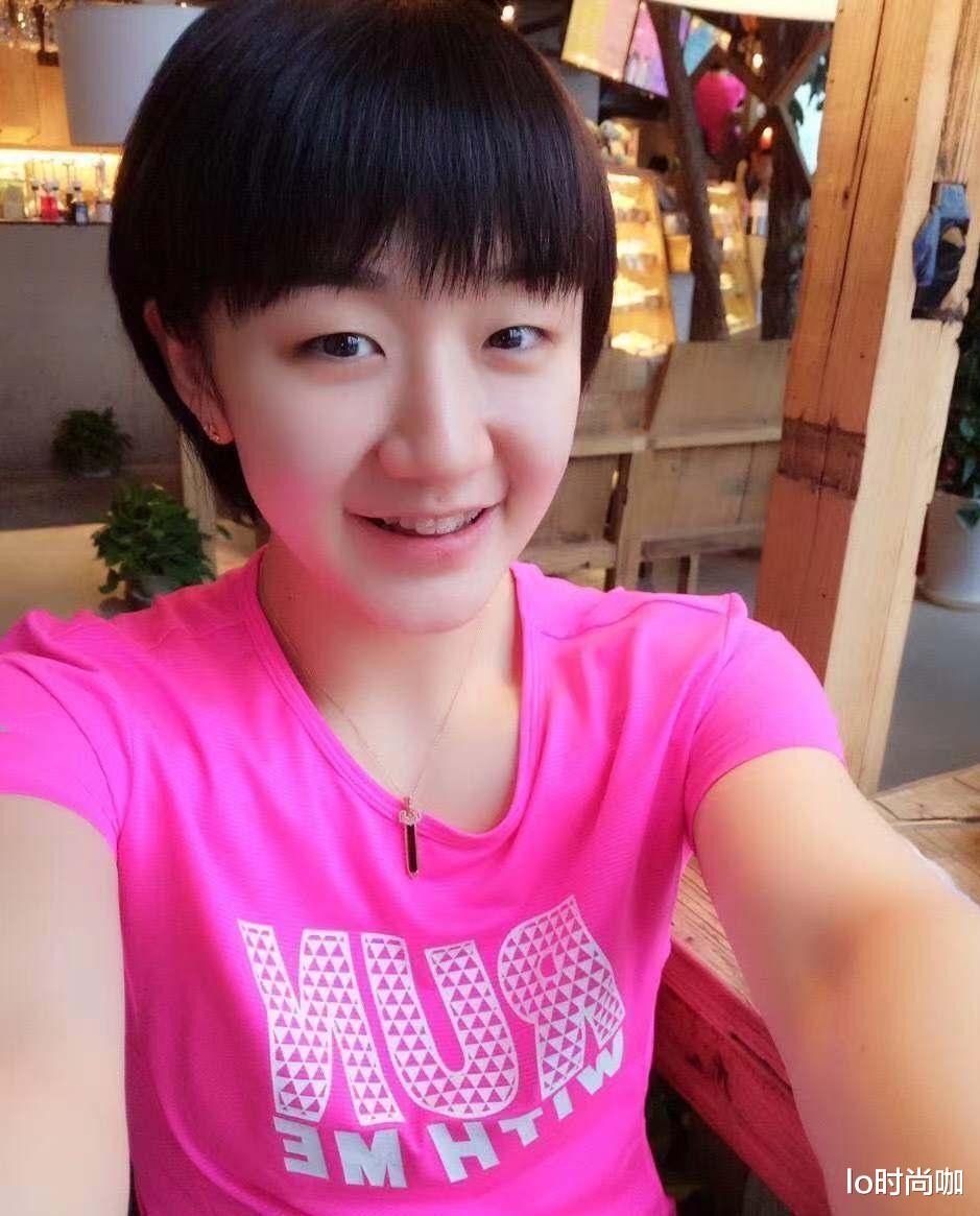 lo时尚咖|陈梦不愧是影帝黄晓明的表妹，赛场英勇夺冠，私下穿白T也迷人