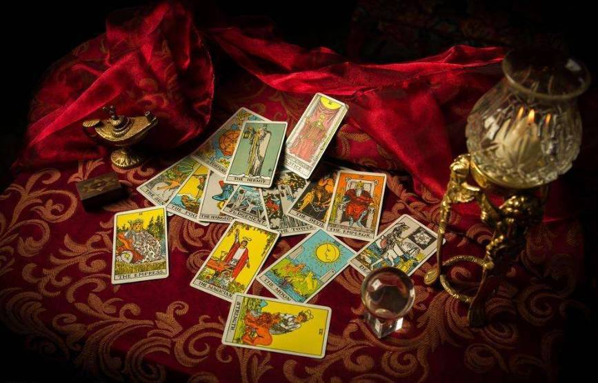 副业小灵通 20岁的小女生,业余时间玩纸牌,竟然做成月入过万的副业!