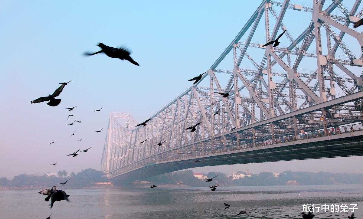 印度著名大橋被口水腐蝕？當地人亂吐“酸性口水”所致-圖8