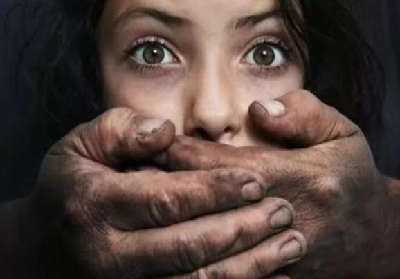 美国真实案件:女孩因搭顺风车被囚禁木箱7年,竟然爱上了绑匪