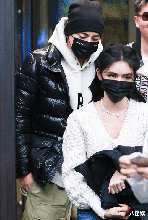 蔡卓宜|王大陆甜蜜约会被拍，当街牵手搂抱女友蔡卓宜，爱得难舍难分