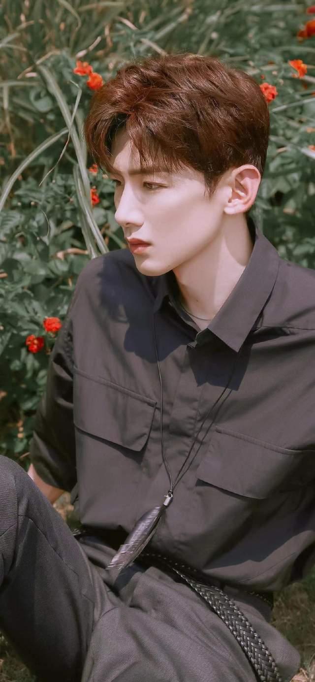 白敬亭|圈内人爆料男流量恋情，同时交往男助理和女友，还为劝架受伤