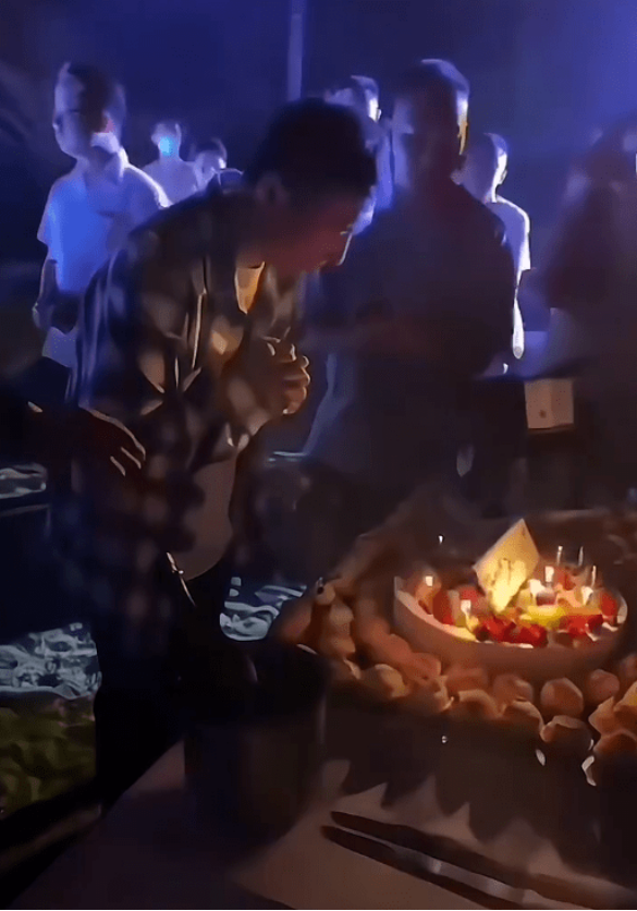 王思聪|新年伊始夜夜笙歌？王思聪被曝在夜店庆生，烟雾缭绕身边成群网红