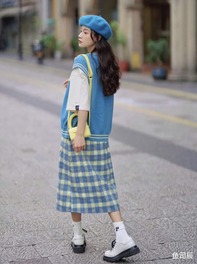鱼司辰|适合20岁左右的女生穿,衬衫搭配半身裙,穿起来简约又有层次感