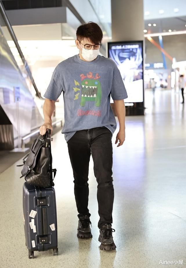 Ainee小屋|吴奇隆虽然比王耀庆大3岁，可是同框好像弟弟，穿虎头T恤挺可爱