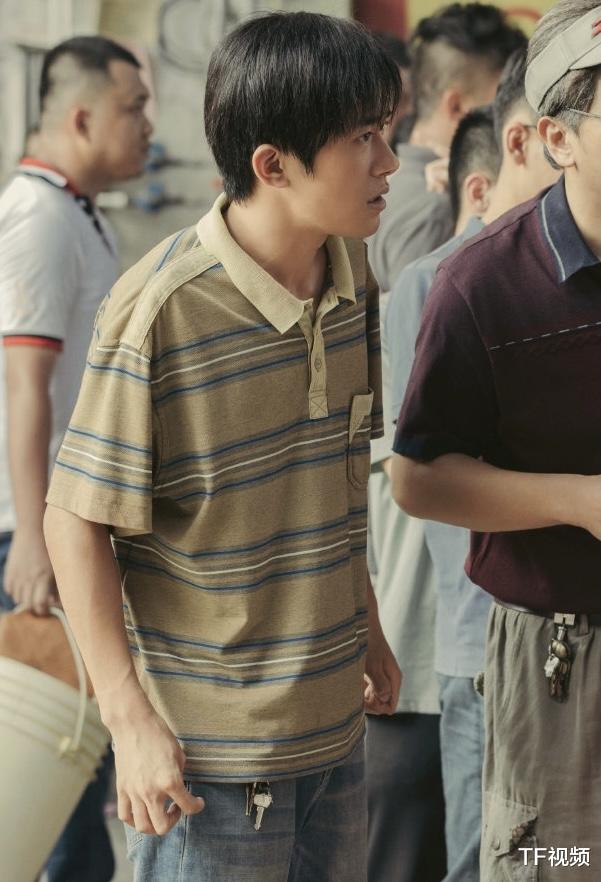 易烊千玺|易烊千玺化身早八人,发《奇迹》上班打卡视频,腰间钥匙链太吸睛