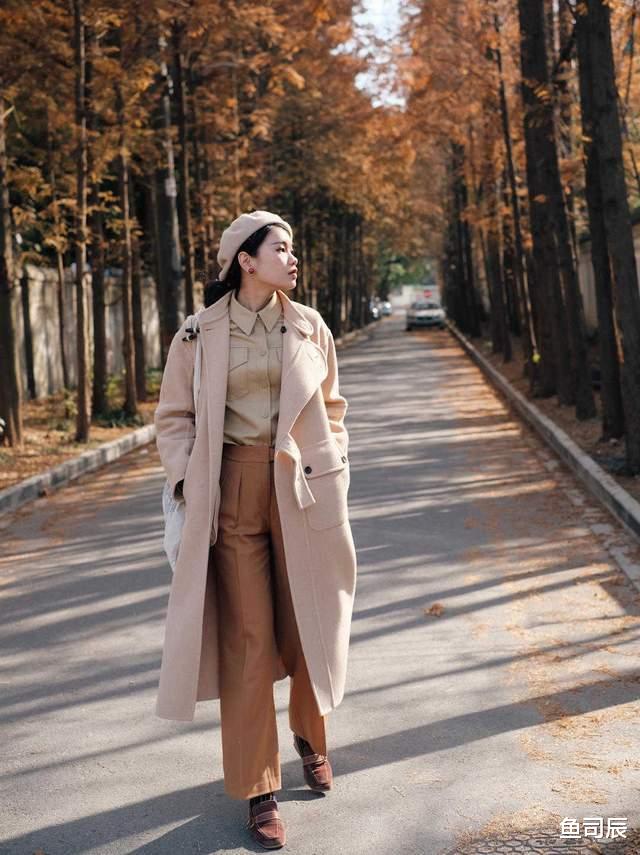 鱼司辰|秋天太适合穿大地色了，大衣搭配直筒裤气质又高级，太喜欢了