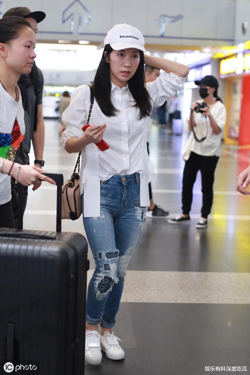 李念|《蜗居》李念现身机场，如今依旧美丽动人