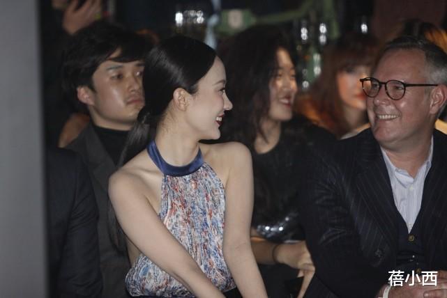 连衣裙|霍思燕换了风格像换了个人，穿挂脖连衣裙配红唇，看起来明艳动人