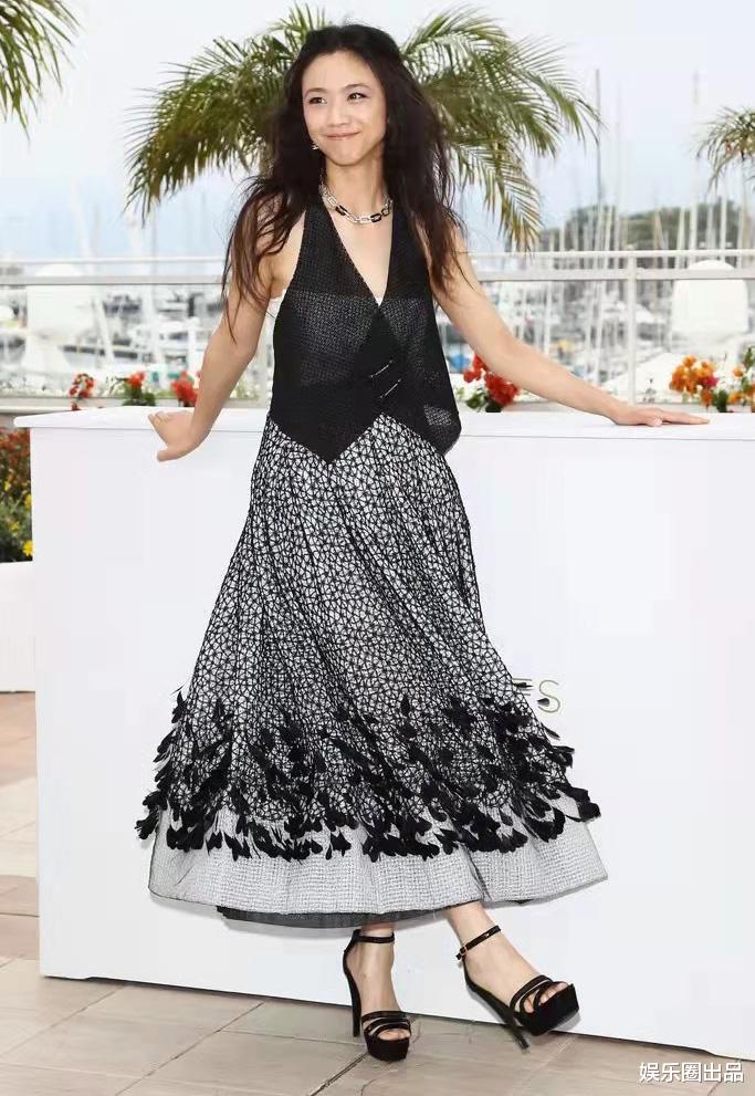 汤唯|汤唯在天台拍大片,穿露肩长裙优雅大气,素颜出镜略显自信