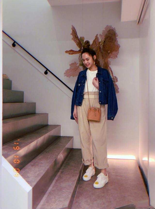 杨丞琳|杨丞琳真会打扮，衬衫故意“卷一截”露出小蛮腰，配西装太显高了