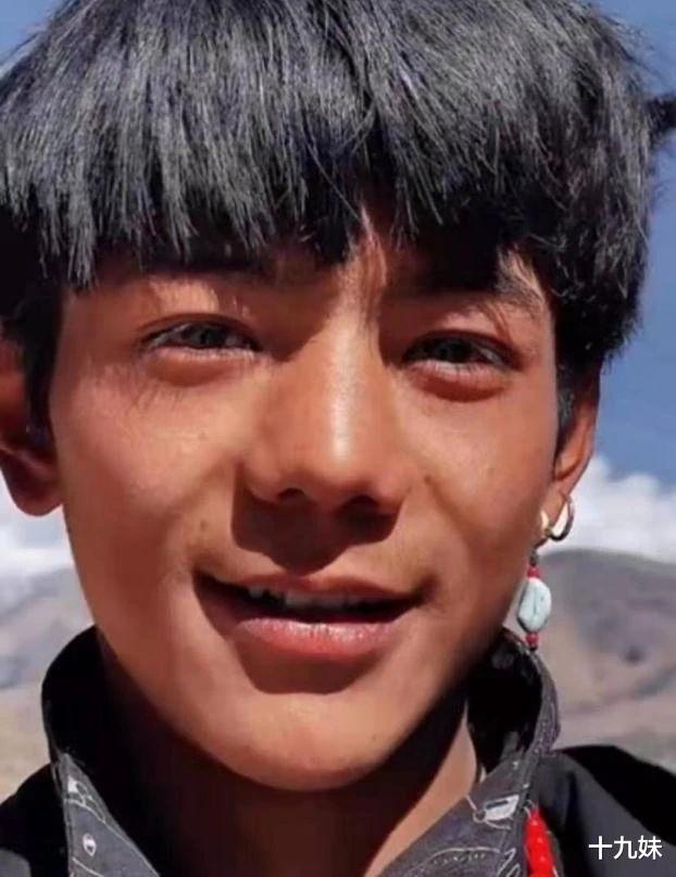 流浪大师|放过他吧,被推上流量之巅的拉面哥,不过是在重复另一个人的悲剧